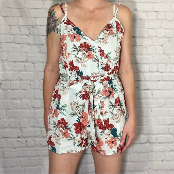 Strappy floral romper - Picture 2 of 4